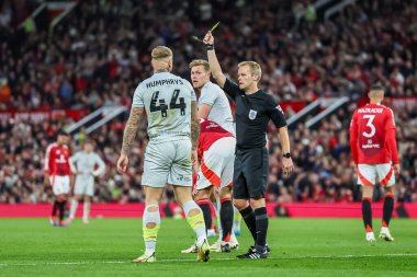 Hakem Gavin Ward, 17 Eylül 2024 'te Old Trafford, Manchester, İngiltere' de oynanan Carabao Kupası 3. tur karşılaşmasında Barnsley 'li Stephen Humphrys' e sarı kart verdi.