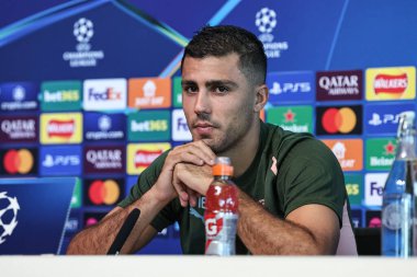 Manchester City 'den Rodri, UEFA Şampiyonlar Ligi Manchester City' nin 17 Eylül 2024 'te Etihad Stadyumu' nda Inter Milan 'a karşı düzenlediği basın toplantısında konuşma yaptı.