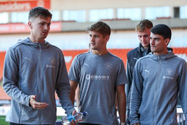 Blackpool oyuncuları, Carabao Kupası karşılaşması öncesinde Çarşamba günü Blackpool ile Sheffield arasındaki Bloomfield Road, Blackpool, İngiltere, 17 Eylül 2024 'e geldiler.
