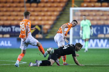 Blackpool takımından Oliver Casey, Sheffield Çarşamba günü Carabao Cup maçında Sheffield 'a karşı 17 Eylül 2024' te Bloomfield Road, Blackpool 'da oynanan karşılaşmada Sheffield' lı Michael Smith 'i yere serdi.