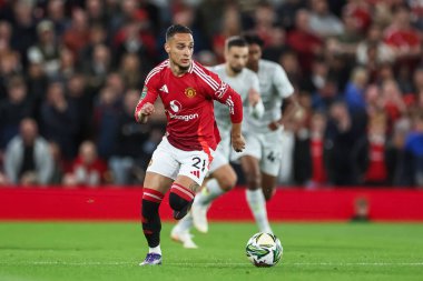 Manchester United takımından Antony, 17 Eylül 2024 'te Old Trafford, Manchester, İngiltere' de oynanan 3. Raund Manchester United ile oynanan Carabao Kupası karşılaşmasında topa vuruyor.