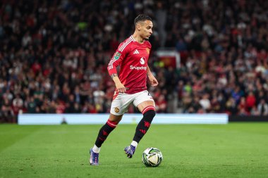 Manchester United takımından Antony, 17 Eylül 2024 'te Old Trafford, Manchester, İngiltere' de oynanan 3. Raund Manchester United ile oynanan Carabao Kupası karşılaşmasında topa vuruyor.