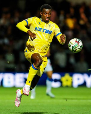 Kristal Saray 'dan Eddie Nketiah, 17 Eylül 2024' te Londra 'daki Kiyan Prince Vakfı Stadyumu' nda oynanan Queens Park Rangers-Crystal Palace maçında topu kontrol ediyor.