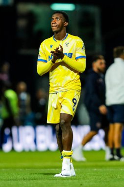 Kristal Saray 'dan Eddie Nketiah, 17 Eylül 2024' te Londra 'daki Kiyan Prince Foundation Stadyumu' nda oynanan Queens Park Rangers - Crystal Palace maçının ardından takımların kazandığı galibiyet sonrasında taraftarları kabul ediyor.