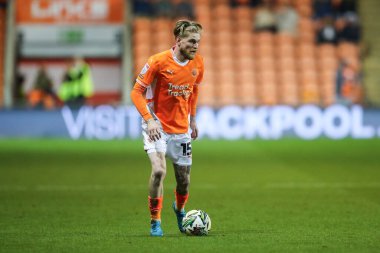 Blackpool 'dan Hayden Coulson, 17 Eylül 2024' te Bloomfield Road, Blackpool 'da Çarşamba günü oynanan Blackpool-Sheffield maçında topla ilerliyor.