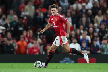 Manchester United takımından Harry Maguire, 17 Eylül 2024 'te Old Trafford, Manchester, Birleşik Krallık' ta oynanan 3. Raund Manchester United - Barnsley maçında topa vuruyor.