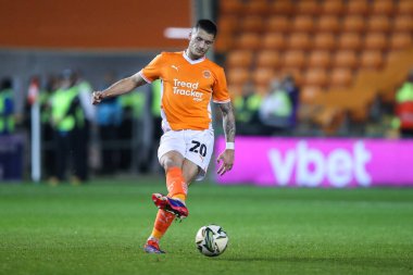 Blackpool 'dan Oliver Casey, 17 Eylül 2024' te Bloomfield Road, Blackpool 'da Çarşamba günü oynanan Blackpool-Sheffield maçında pas verdi.