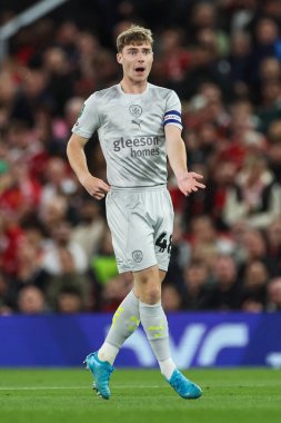 Barnsley 'den Luca Connell, 17 Eylül 2024' te Manchester United ile Old Trafford, Manchester 'da oynanan Carabao Kupası 3. Raundda takım talimatlarını veriyor.