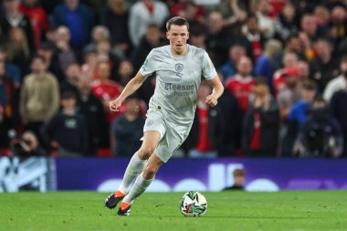 Barnsley 'li Mal de Gevigney, 17 Eylül 2024 tarihinde Old Trafford, Manchester, Birleşik Krallık' ta oynanan Carabao Kupası 3. Raundda topu bırakıyor.