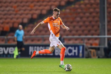 Blackpool 'dan Sonny Carey, 17 Eylül 2024' te Bloomfield Road, Blackpool, Birleşik Krallık 'ta Çarşamba günü oynanan Carabao Kupası maçında topu aldı.
