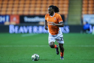 Blackpool 'dan Dom Thompson, 17 Eylül 2024' te Bloomfield Road, Blackpool, Birleşik Krallık 'ta Çarşamba günü oynanan Carabao Kupası karşılaşmasında topla ileri gidiyor.
