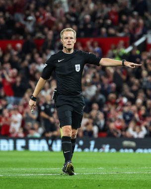 Hakem Gavin Ward, 17 Eylül 2024 'te Old Trafford, Manchester, İngiltere' de oynanan 3. Carabao Kupası karşılaşmasında Manchester United Barnsley 'e karşı.