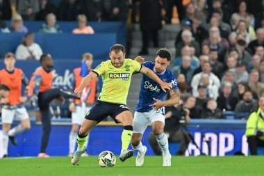 Southampton 'dan Ryan Fraser Everton' dan Roman Dixon 'ı 17 Eylül 2024' te Goodison Park, Liverpool 'da oynanan Carabao Kupası maçında durdurdu.