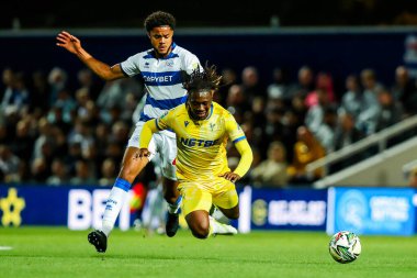 Kristal Saray 'dan Eberechi Eze' ye, Queens Park Rangers - Kiyan Prince Foundation Stadyumu 'ndaki Queens Park Rangers - Crystal Palace maçı sırasında Queens Park Rangers' dan Jonathan Varane tarafından 17 Eylül 2024 'de meydan okundu.