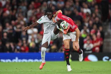 Manchester United takımından Fbio Jal ve Harry Maguire, Manchester United 'ın 17 Eylül 2024 tarihinde Old Trafford, Manchester, İngiltere' de oynadığı Carabao Kupası 3. tur karşılaşmasında top için mücadele etti.