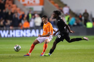 Blackpool 'dan Albie Morgan, 17 Eylül 2024' te Bloomfield Road, Blackpool 'da Çarşamba günü oynanan Blackpool-Sheffield maçında pas veriyor.