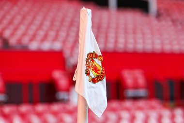 Old Trafford ve Manchester United markalı köşe bayrağı Home of Manchester United, Manchester United 'ın 17 Eylül 2024' te Old Trafford, Manchester, Birleşik Krallık 'ta oynanan 3. tur karşılaşması öncesinde