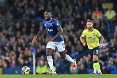 Everton 'dan Orel Mangala, 17 Eylül 2024' te Goodison Park, Liverpool 'da oynanan Everton-Southampton Carabao Kupası karşılaşmasında topu ileri taşıyor.