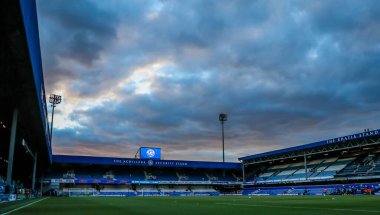 17 Eylül 2024 'te Londra' daki Kiyan Prince Vakfı Stadyumu 'nda Queens Park Rangers - Crystal Palace maçından önce Matrade Loftus Road Stadyumu' nda güneş batıyor.