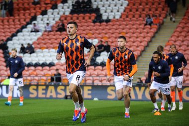 Blackpool 'dan Albie Morgan, Carabao Kupası karşılaşması öncesinde 17 Eylül 2024' te Bloomfield Road, Blackpool 'da oynanan Blackpool-Sheffield maçında ısındı.