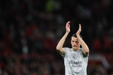 Barnsley 'li Mal de Gevigney, 17 Eylül 2024' te Old Trafford, Manchester, İngiltere 'de oynanan 3. Carabao Kupası karşılaşması öncesinde taraftarları alkışlıyor.