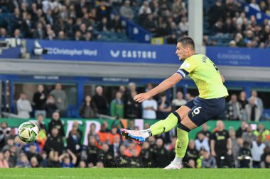 Southampton 'dan Taylor Harwood-Bellis, 17 Eylül 2024' te Goodison Park, Liverpool, İngiltere 'de oynanan Carabao Kupası maçı sırasında penaltı atışında penaltısını aldı.
