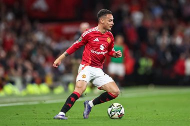 Manchester United takımından Antony, 17 Eylül 2024 'te Old Trafford, Manchester, İngiltere' de oynanan 3. Raund Manchester United ile oynanan Carabao Kupası karşılaşmasında topa vuruyor.
