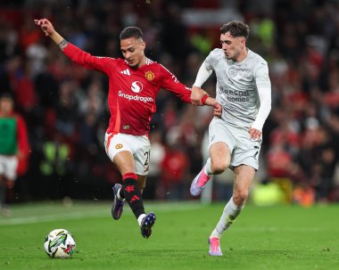 Manchester United 'dan Antony ve Barnsley' den Corey O 'Keeffe, 17 Eylül 2024' te Old Trafford, Manchester, Birleşik Krallık 'ta oynanan Carabao Kupası 3. tur karşılaşmasında top için mücadele etti.