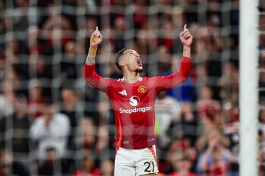 Manchester United takımından Antony, 17 Eylül 2024 'te Old Trafford, Manchester, İngiltere' de oynanan 3. Rauntta Carabao Kupası 'na 2-0' lık galibiyet golünü kutluyor.