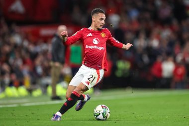 Manchester United takımından Antony, 17 Eylül 2024 'te Old Trafford, Manchester, İngiltere' de oynanan 3. Raund Manchester United ile oynanan Carabao Kupası karşılaşmasında topa vuruyor.