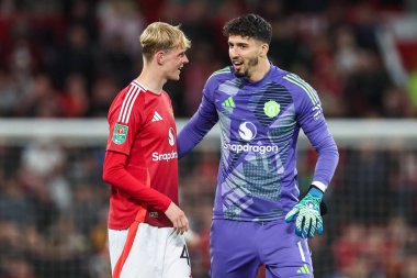 Manchester United 'dan Daniel Gore ve Manchester United' dan Altay Bayndr, 17 Eylül 2024 'te Old Trafford, Manchester, İngiltere' de oynanan Carabao Cup 3. Raund karşılaşmasında sohbet ediyorlar.