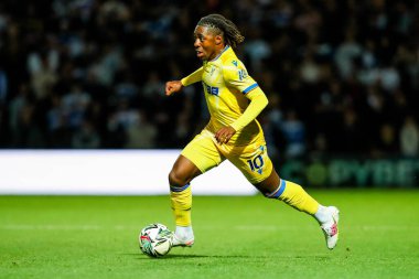 Kristal Saray 'dan Eberechi Eze, 17 Eylül 2024' te Londra 'daki Kiyan Prince Vakfı Stadyumu' nda oynanan Queens Park Rangers-Crystal Palace maçında topla koşuyor.