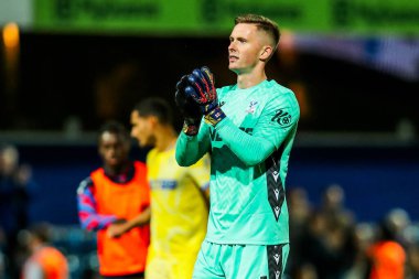 Kristal Saray 'dan Dean Henderson, 17 Eylül 2024' te Londra 'daki Kiyan Prince Foundation Stadyumu' nda oynanan Queens Park Rangers - Crystal Palace maçının ardından kazandığı galibiyet sonrasında taraftarları kabul ediyor.