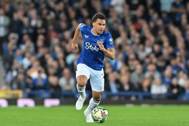 Everton 'dan Roman Dixon, 17 Eylül 2024' te Goodison Park, Liverpool, İngiltere 'de oynanan Everton-Southampton Carabao Kupası karşılaşmasında topu ileri atıyor.