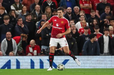 Manchester United takımından Harry Maguire, 17 Eylül 2024 'te Old Trafford, Manchester, Birleşik Krallık' ta oynanan Carabao Cup 3. Raund karşılaşmasında pas verdi.