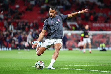 Barnsley 'den Barry Cotter, 17 Eylül 2024' te Old Trafford, Manchester, İngiltere 'de oynanan Carabao Kupası 3. Raund karşılaşması öncesinde maç öncesi ısınma maçında şut atıyor.