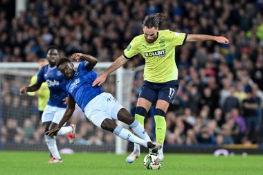 Everton 'dan Tim Iroegbunam, 17 Eylül 2024' te Goodison Park, Liverpool, İngiltere 'de oynanan Carabao Kupası maçı sırasında Ben Brereton Daz' ı yere serdi.