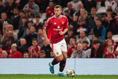Manchester United takımından Matthijs de Ligt, 17 Eylül 2024 tarihinde Old Trafford, Manchester, İngiltere 'de oynanan Carabao Kupası 3. Raundda topu bırakıyor.