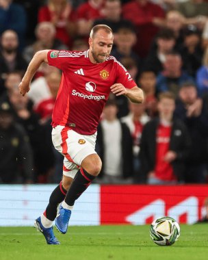 Manchester United takımından Christian Eriksen, 17 Eylül 2024 tarihinde Old Trafford, Manchester, Birleşik Krallık 'ta oynanan 3. Raund Manchester United ile oynanan Carabao Kupası karşılaşmasında topa vuruyor.