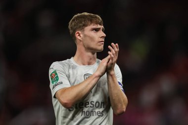 Barnsley 'den Luca Connell, 17 Eylül 2024' te Old Trafford, Manchester, İngiltere 'de oynanan 3. Raund Manchester United - Barnsley karşılaşmasının sonunda taraftarları alkışlıyor.