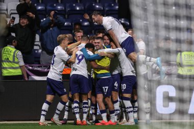 Preston 'dan Ryan Ledson ve takım arkadaşları, 17 Eylül 2024' te Deepdale, Preston, İngiltere 'de oynanan Carabao Kupası maçında 16-15' lik galibiyet penaltısını kazanmasını kutluyorlar.