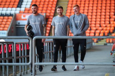 Blackpool oyuncuları, Carabao Kupası karşılaşması öncesinde Çarşamba günü Blackpool ile Sheffield arasındaki Bloomfield Road, Blackpool, İngiltere, 17 Eylül 2024 'e geldiler.