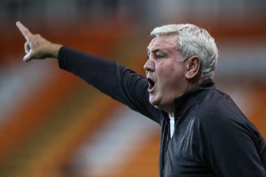 Blackpool 'un baş antrenörü Steve Bruce, 17 Eylül 2024' te Bloomfield Road, Blackpool 'da oynanan Blackpool-Sheffield maçında oyuncularına talimat veriyor.
