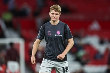 Maç öncesi ısınma maçında Barnsley 'den Matthew Craig, 17 Eylül 2024' te Old Trafford, Manchester, İngiltere 'de oynanan Carabao Kupası 3. tur karşılaşmasında Manchester United ile Barnsley karşılaşacak.