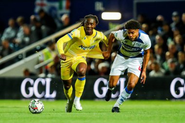 Kristal Saray 'dan Eberechi Eze, Queens Park Rangers - Kiyan Prince Foundation Stadyumu' ndaki Queens Park Rangers - Crystal Palace maçında Queens Park Rangers maçında Queens Park Rangers 'tan Jonathan Varane ile top için mücadele ediyor.