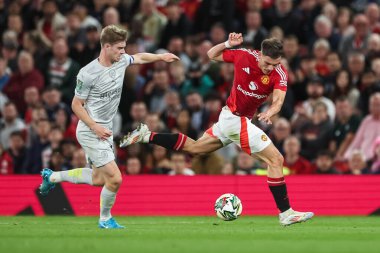 Manchester United 'dan Manuel Ugarte ve Barnsley' den Luca Connell, 17 Eylül 2024 'te Old Trafford, Manchester, İngiltere' de oynanan Carabao Kupası 3. tur karşılaşmasında top için mücadele ediyor.