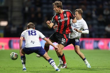 Fulham 'dan Sander Berge, Preston' dan Ryan Ledson ve Preston 'dan Mads Frkjr-Jensen' ın baskısıyla Carabao Cup maçında Preston North End Fulham 'a karşı Deepdale, Preston, Birleşik Krallık, 17 Eylül 2024' de oynanan maçta pas attı.