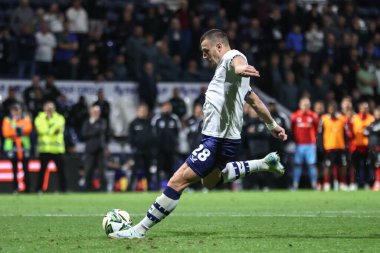 Preston 'dan Milutin Osmaji, 17 Eylül 2024' te İngiltere 'nin Deepdale kentinde oynanan Carabao Kupası maçında Preston North End Fulham' a karşı oynadığı maçta penaltı attı.