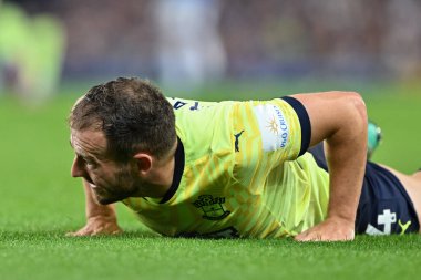 Southampton 'dan Ryan Fraser, 17 Eylül 2024' te Goodison Park, Liverpool 'da oynanan Everton-Southampton Carabao Kupası maçında kendini yerden kaldırdı.