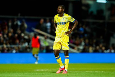 Kristal Saray 'dan Tyrick Mitchell, 17 Eylül 2024' te İngiltere 'deki Kiyan Prince Vakfı Stadyumu' nda oynanan Carabao Kupası maçında Queens Park Rangers - Crystal Palace maçına bakıyor.